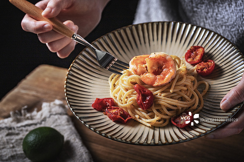 鲜虾油封番茄意面图片素材