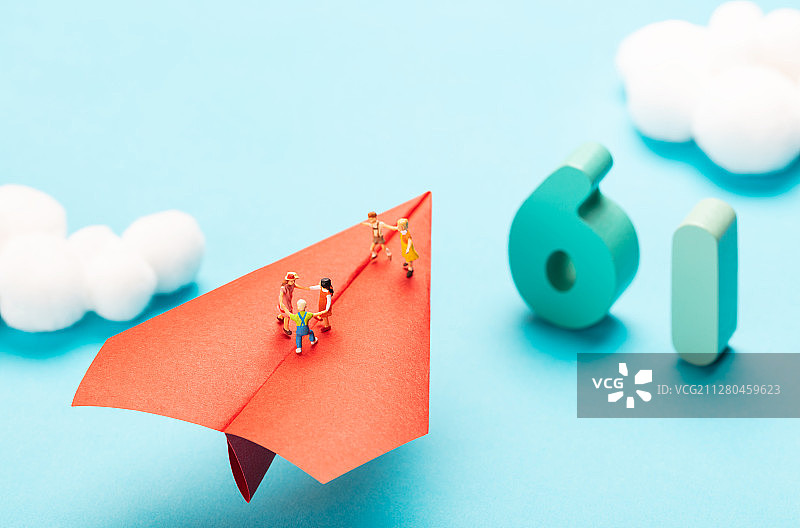 蓝天白云红色纸飞机六一儿童节快乐图片素材