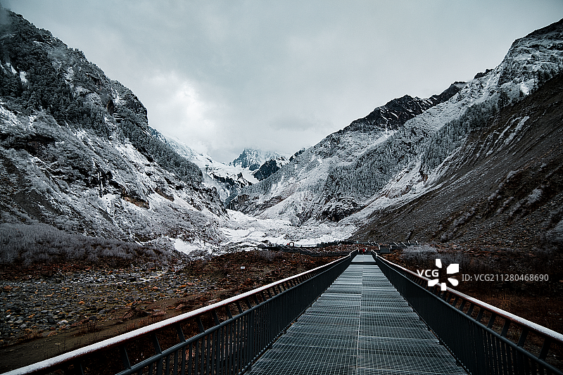 海螺沟的雪山、红石和步道图片素材