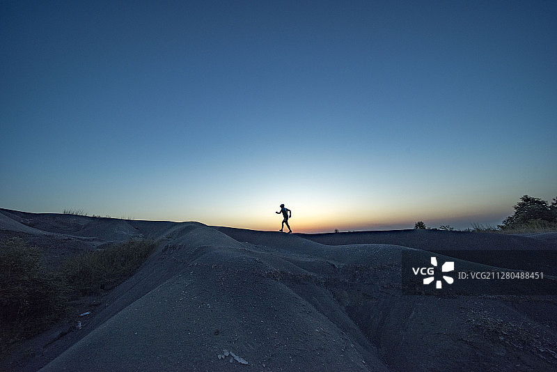 荒漠中的行者图片素材