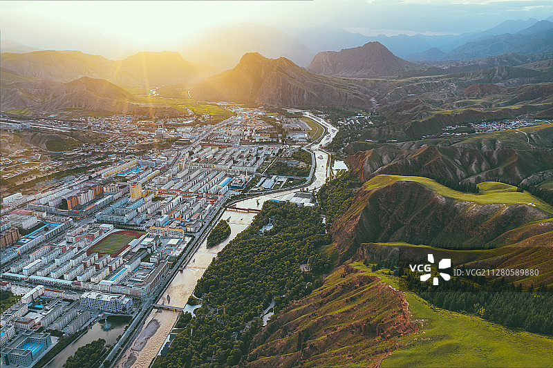 航拍中国青海省海北藏族自治州祁连县卓尔山日落余晖图片素材