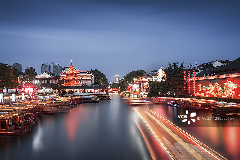 夜晚蓝调时刻江苏南京夫子庙秦淮河梦幻夜景图片素材