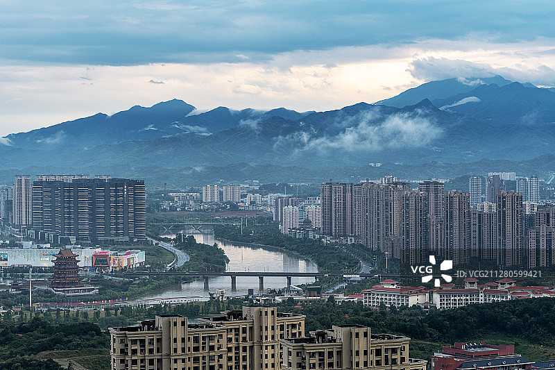 远眺袁河和明月山+江西省宜春市袁州区图片素材