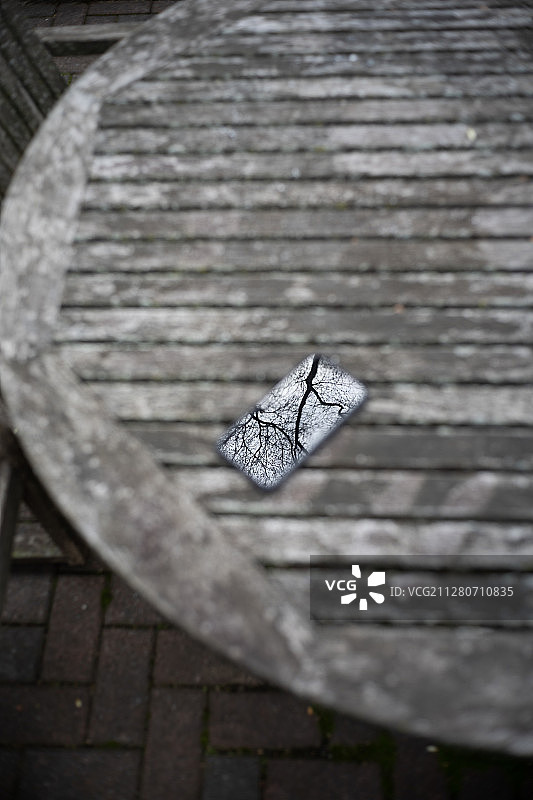 疫情期间居家隔离：我凝视的小玻璃屏幕图片素材