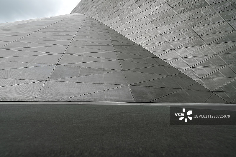 现代抽象建筑外部和空旷路面图片素材