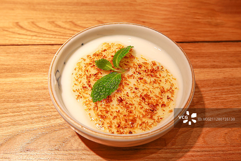 老北京传统风味桂花杏仁豆腐配薄荷叶图片素材