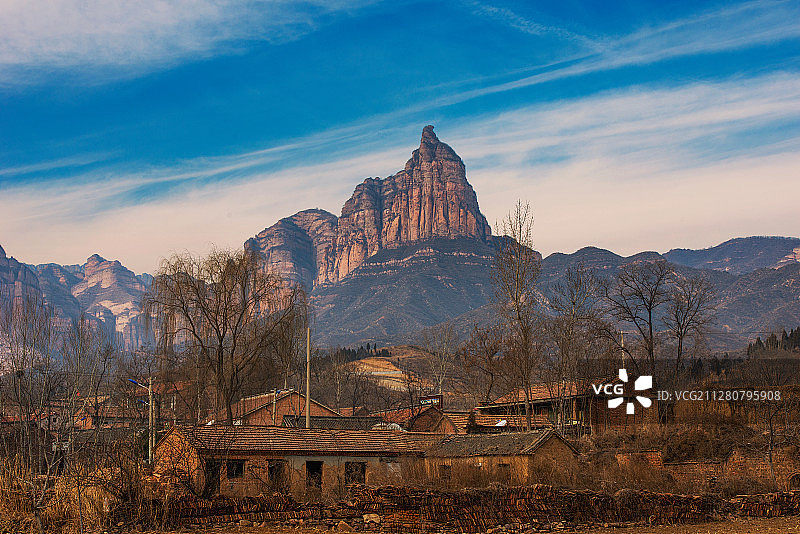 大山脚下是故乡图片素材
