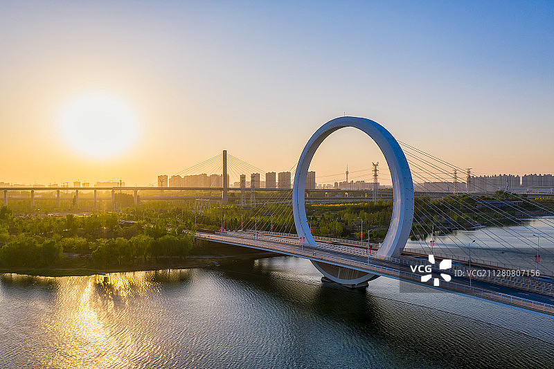 郑州经济技术开发区蝶湖公园戒指桥指环桥户外风光图片素材