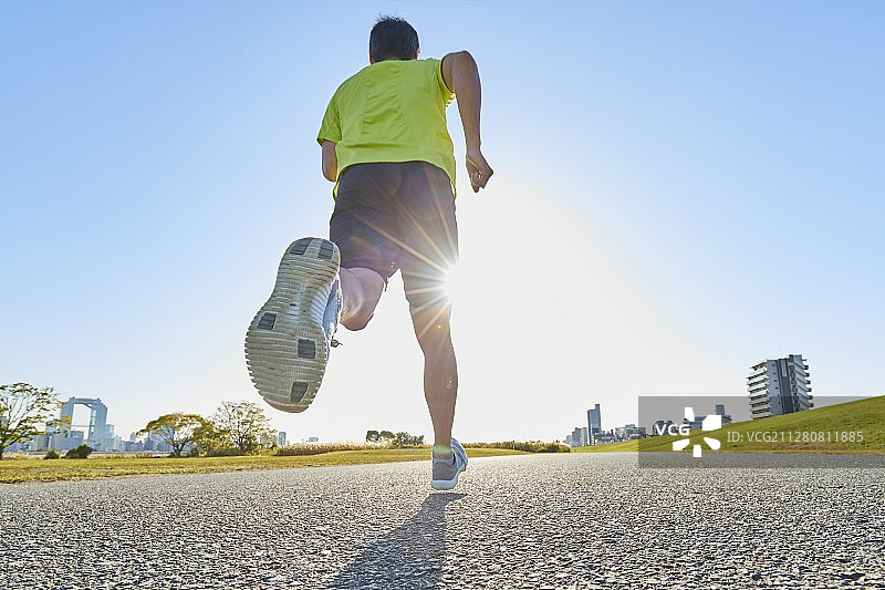 在市中心训练的年长日本男人图片素材
