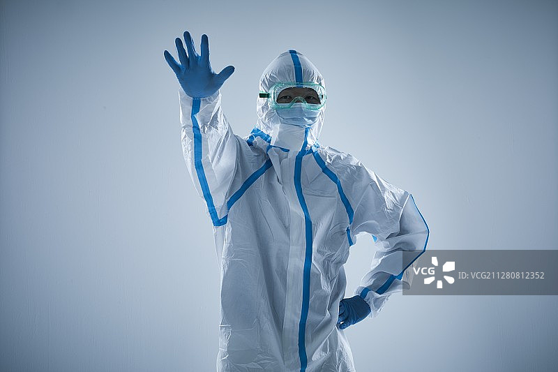 穿着防护服预防疾病的日本男人图片素材