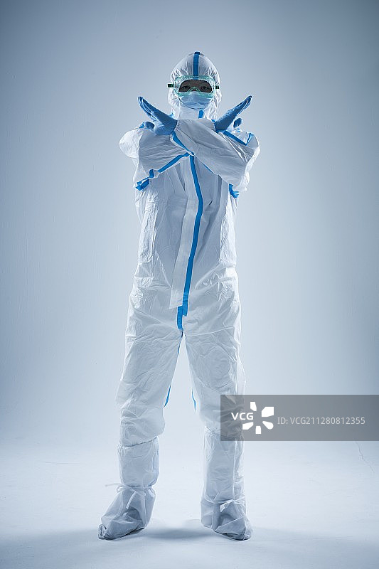 穿着防护服预防疾病的日本男人图片素材