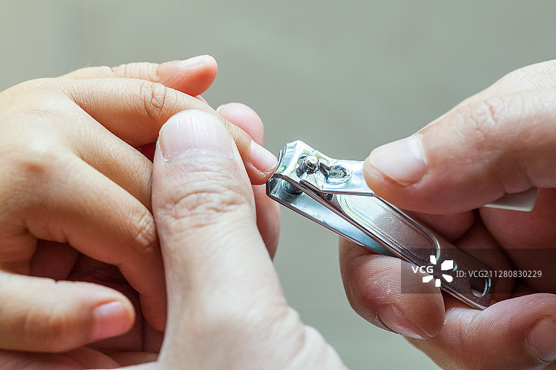 一位妈妈在给宝宝剪指甲图片素材