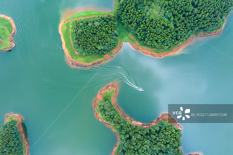 湖中泛舟+四川省眉山市仁寿县黑龙滩景区图片素材