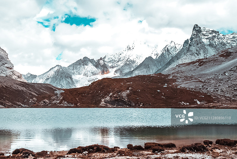 稻城亚丁牛奶海图片素材