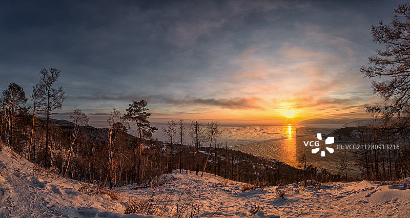 夕阳映照安加拉河图片素材