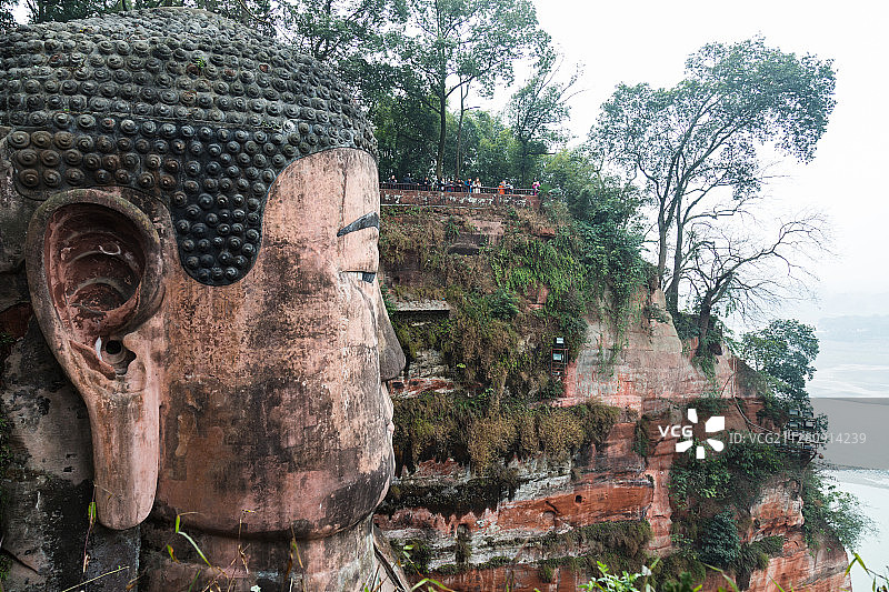 东方佛都，乐山大佛的右侧头像图片素材