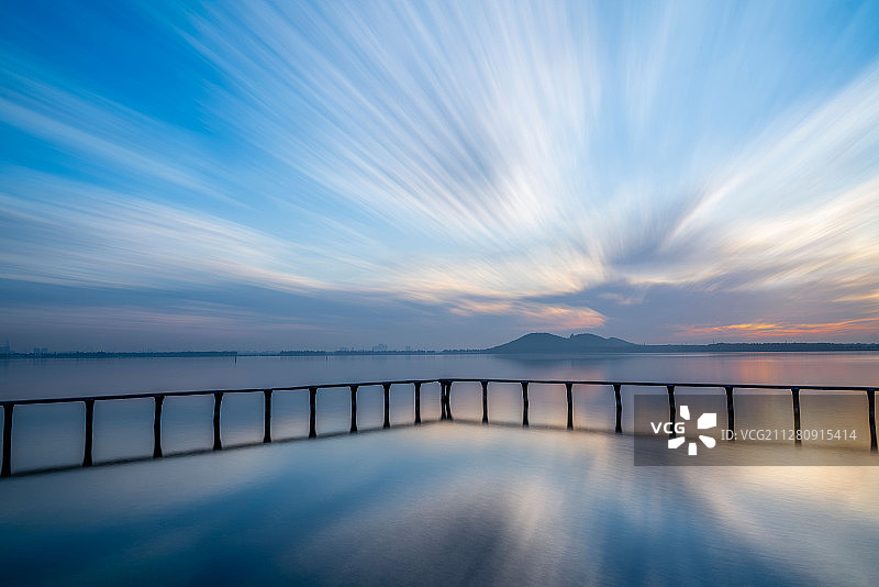 中国湖北省武汉市武汉大学东湖凌波门栈桥流云堆栈图片素材