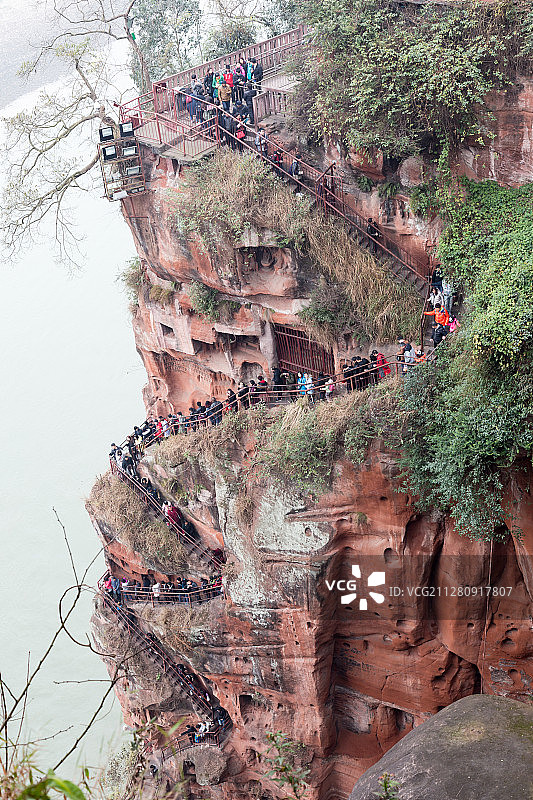 东方佛都，乐山大佛景区悬崖上"之"字形梯子和游客图片素材