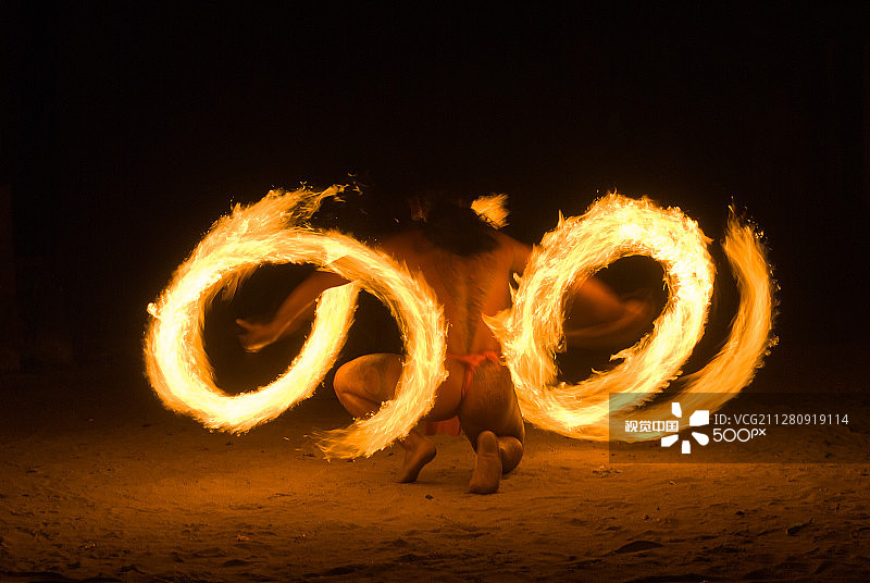 火焰舞者图片素材