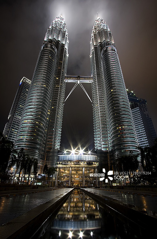 马来西亚吉隆坡双子塔夜景图片素材