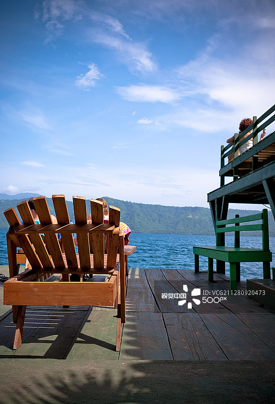 泻湖甲板上的椅子图片素材