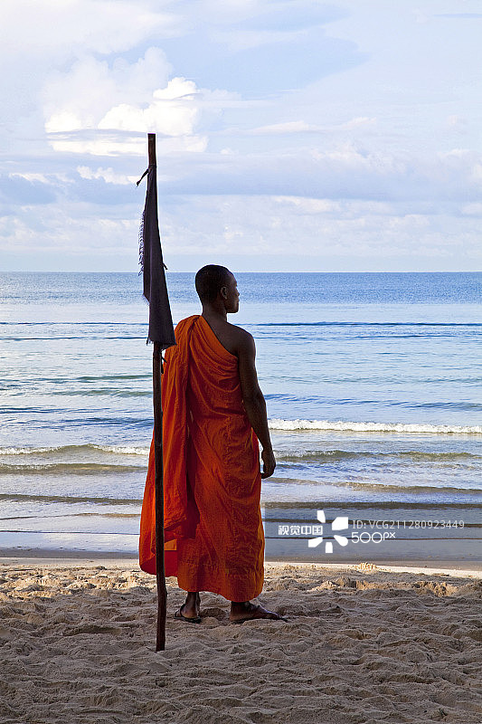 偶遇海滩的僧侣图片素材