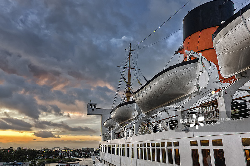 玛丽皇后号的日落图片素材