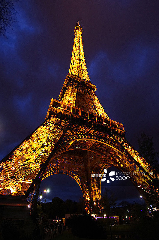 参观埃菲尔铁塔图片素材
