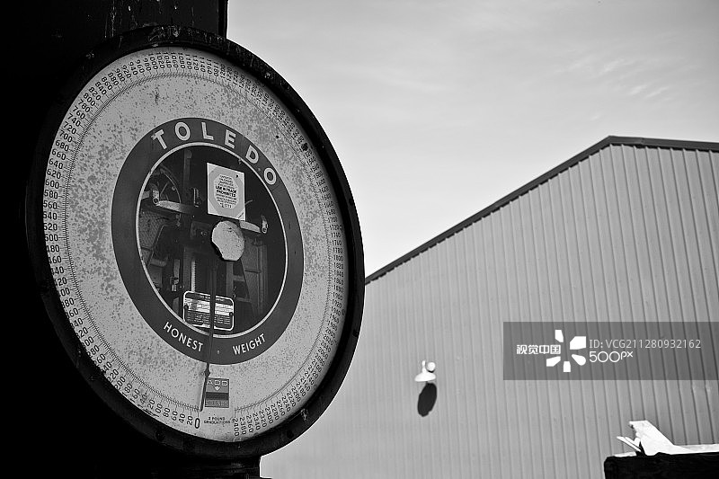 墙上的时钟特写镜头图片素材