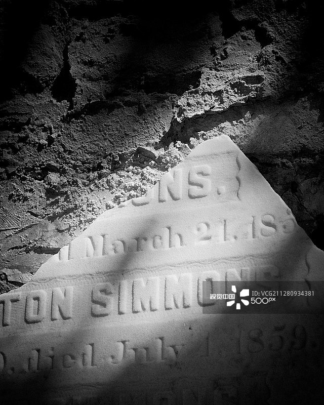 新奥尔良拉斐特公墓1号墓地残破的墓碑图片素材