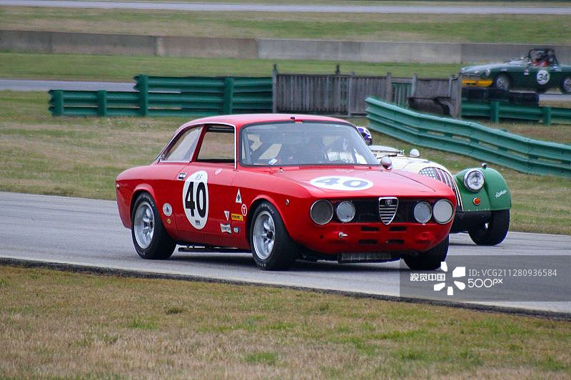 停在路上的汽车图片素材