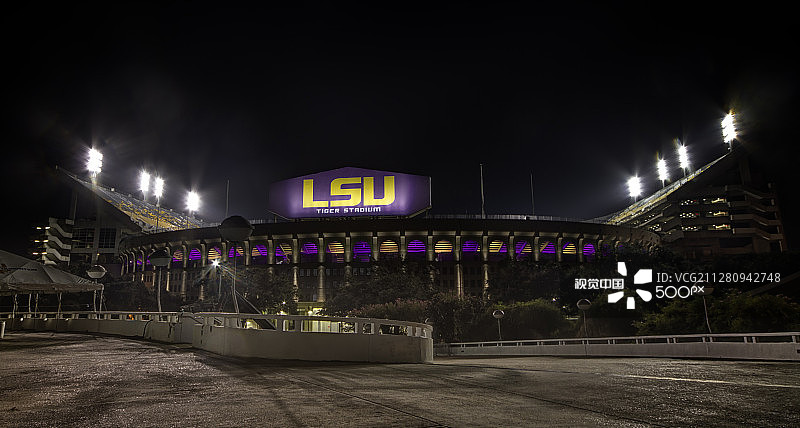 灯火通明的老虎体育场图片素材