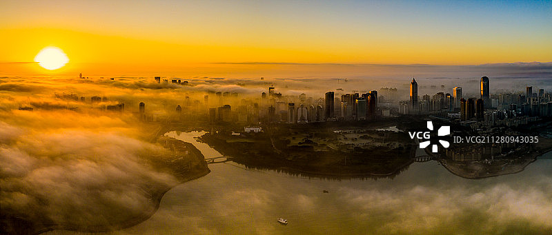 高楼耸入云端，宛如海市蜃楼。图片素材