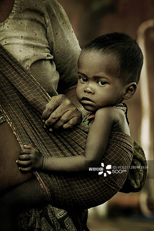 母亲抱着儿子站在户外的特写镜头图片素材