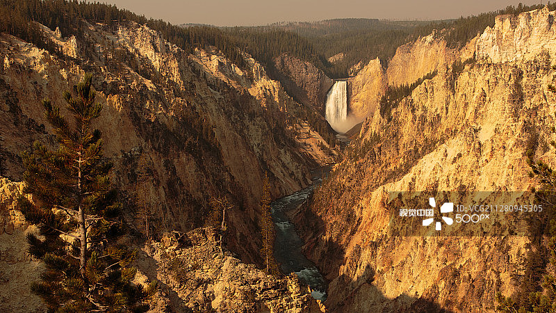下黄石瀑布图片素材
