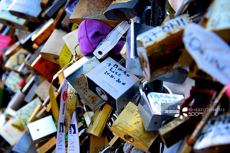 艺术桥上的锁图片素材