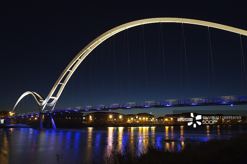 英国蒂斯河畔斯托克顿的无限桥图片素材