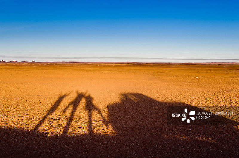 在沙漠中跳舞图片素材