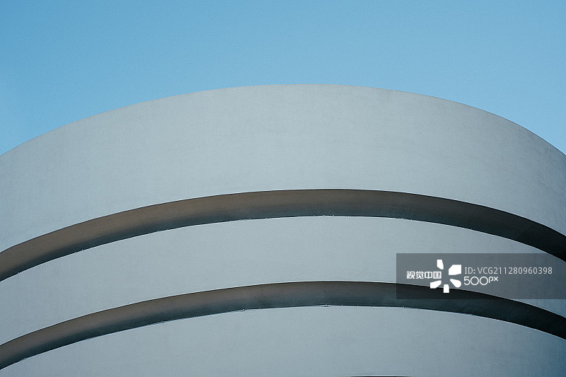 晴空下建筑物的低角度视图图片素材