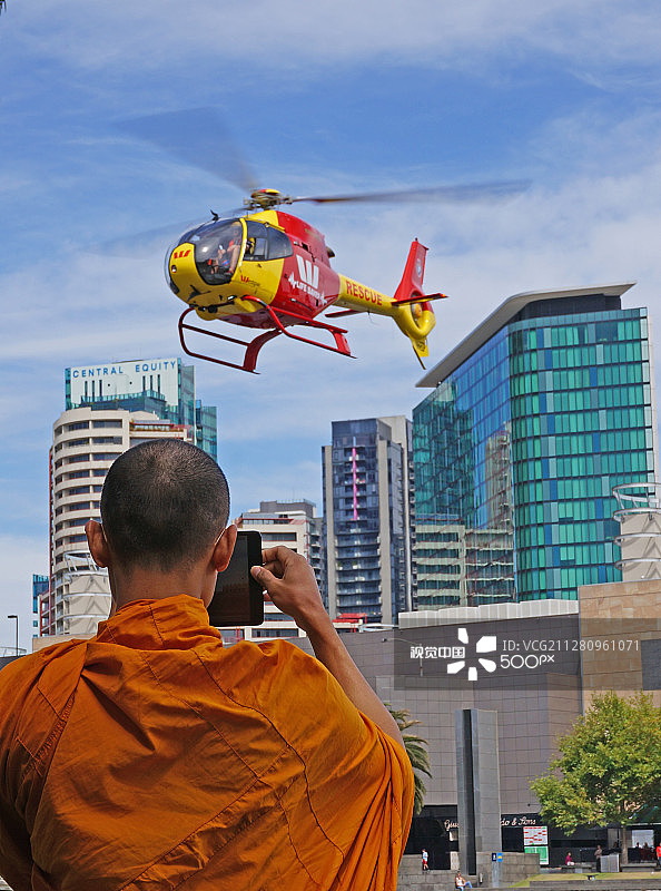 对新iPad mini着迷的和尚图片素材