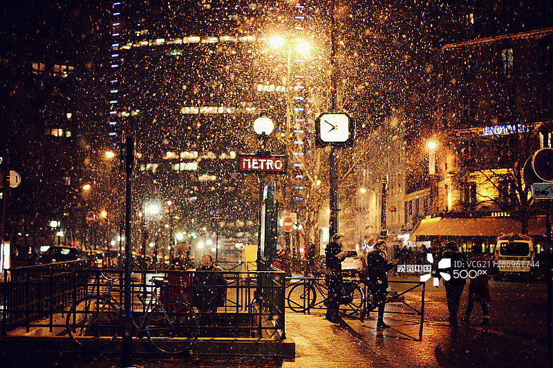 雪地下的地铁图片素材