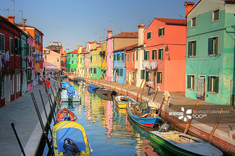 城市建筑中的河流景观图片素材