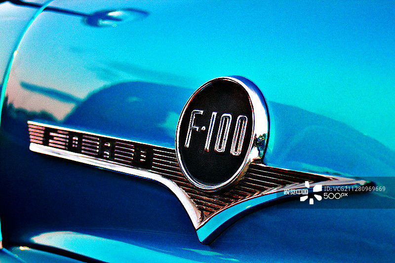 蓝色F100金属徽章图片素材