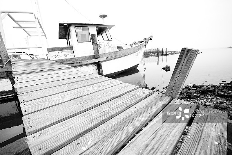 歪斜的小船图片素材