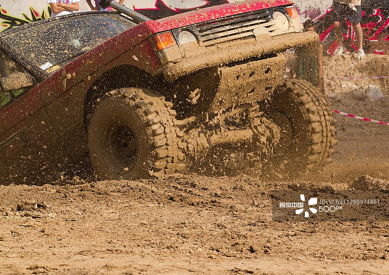 驶出泥地的SUV图片素材