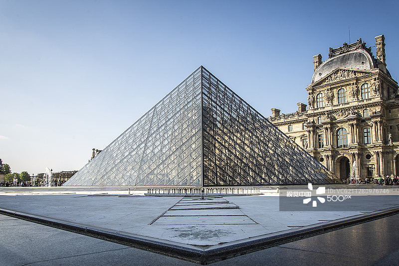 巴黎卢浮宫金字塔图片素材