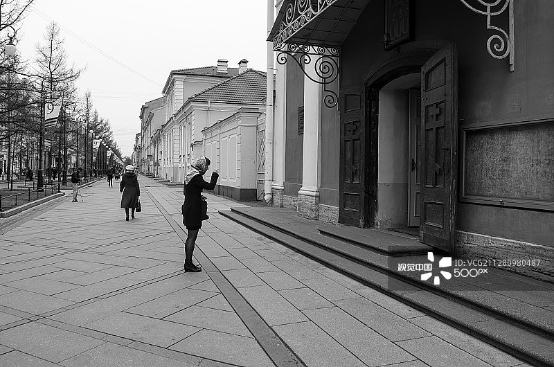 走在城市人行道上的女人图片素材