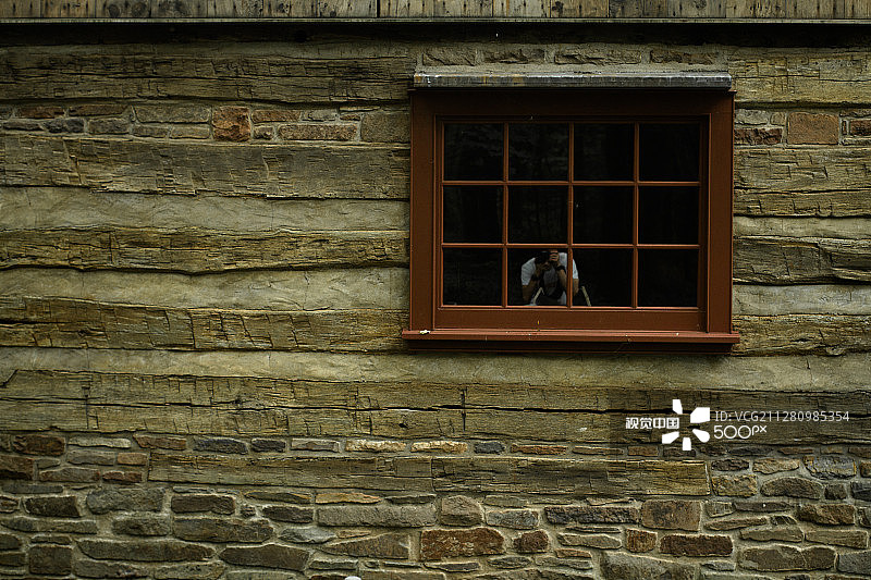 窗户上的自画像图片素材