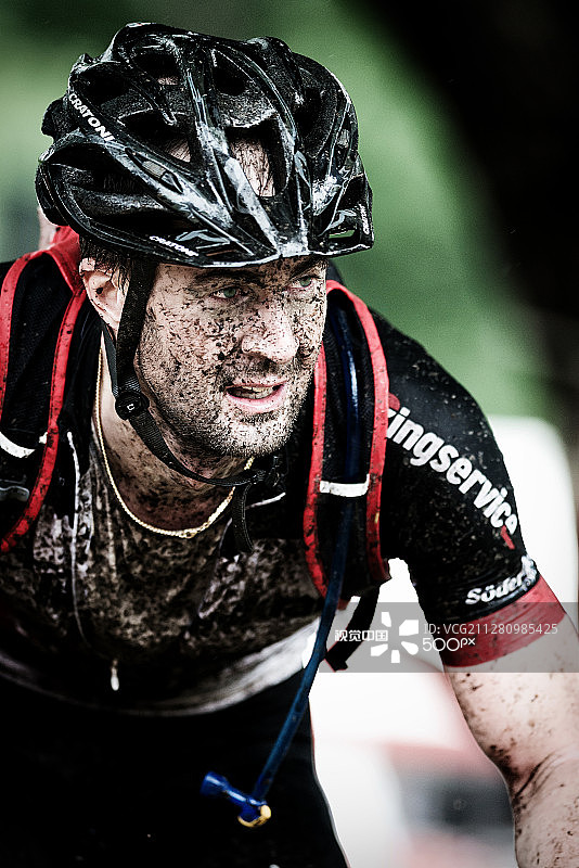 山地自行车骑行者脏兮兮的脸图片素材