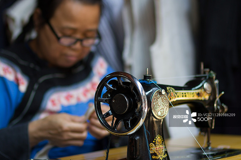 在车间工作的女鞋匠图片素材